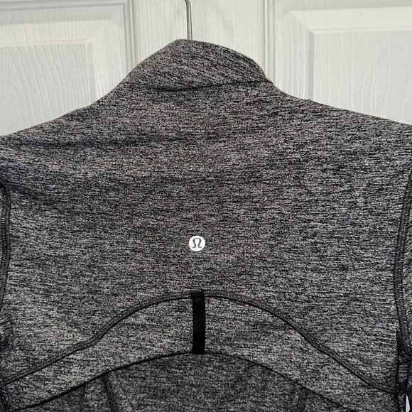 Lululemon define jacket size 4 but is tiny like a zero - Picture 4 of 5